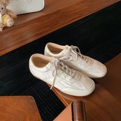 牛革版のブドウのお母さんは同じ色の靴と柔らかい底の柔らかい面にぶつかって丸い頭の小さい白い靴の運動のカジュアルな靴の女性の春を合わせます。