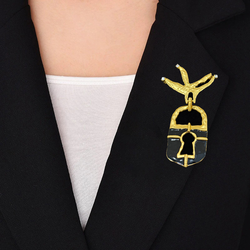 French-Style Retro Niche Light Luxury High-End Peace Dove Lock Keyhole Brooch Fashion Temperament Pin Clothing Accessory