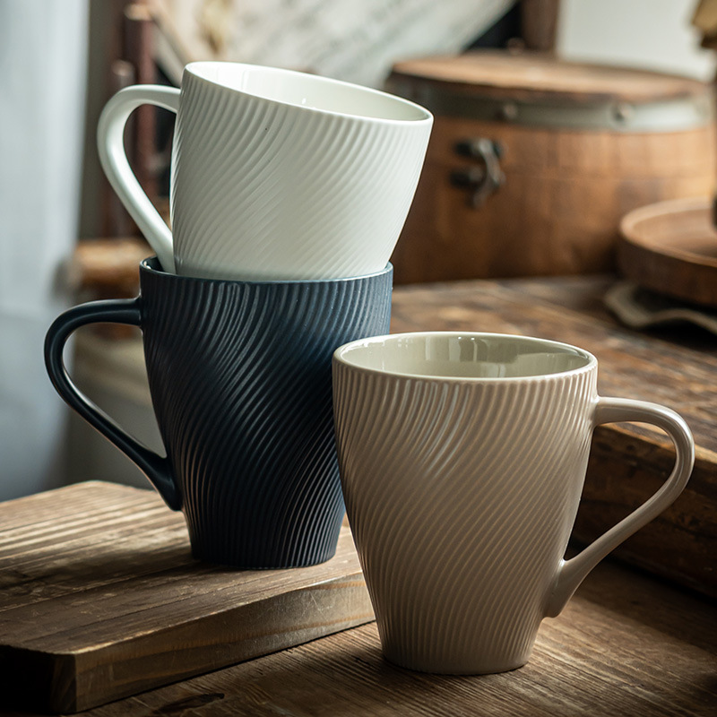 Taza de cerámica retrógrada simple en relieve exquisita taza de oficina taza de agua taza de café de alta calidad para el hogar