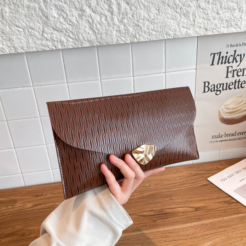 2026 primavera nuevo sobre ligero de lujo bolso de mano de mujer simple botón de metal de moda bolsa de banquete de temperamento casual
