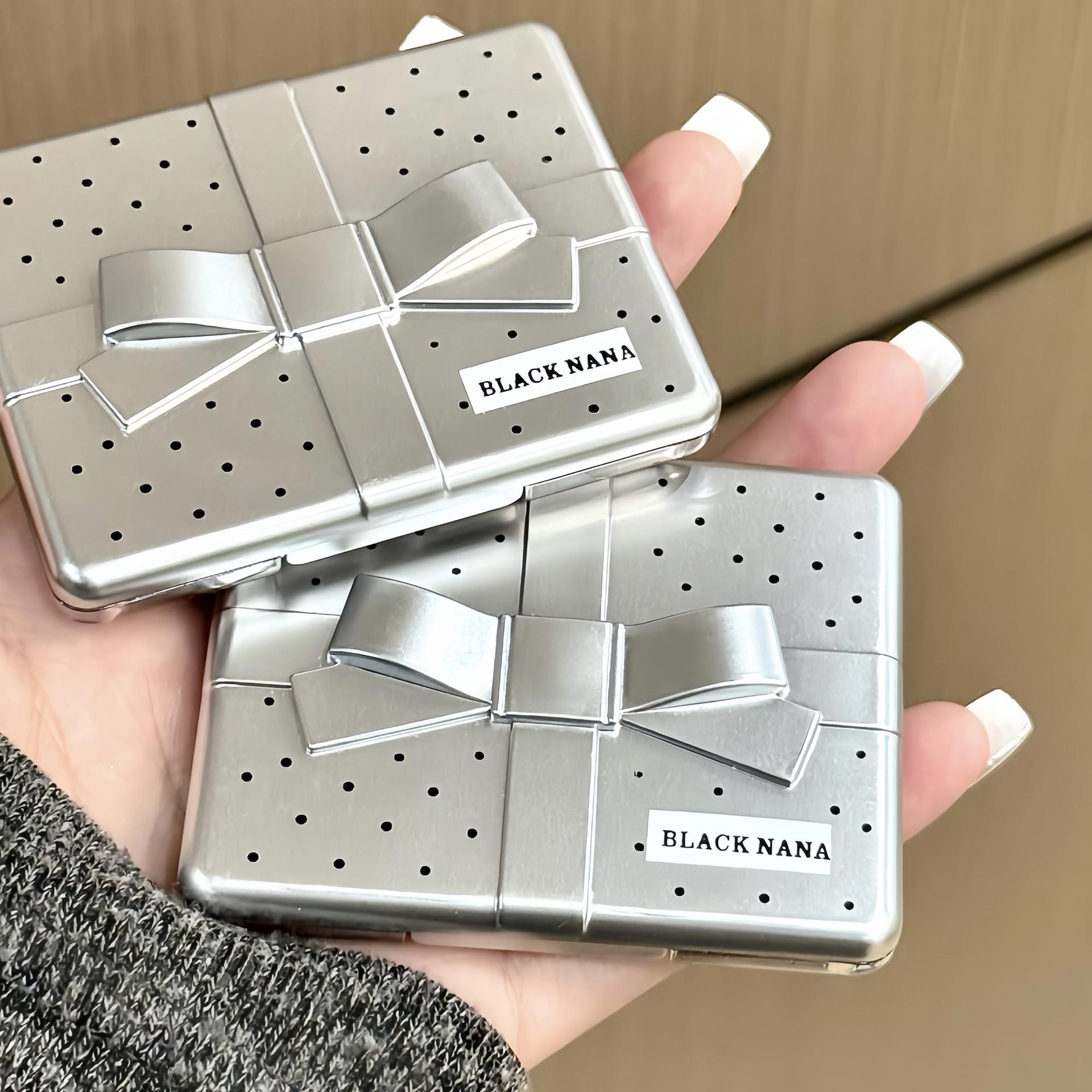 BLACKNANA con cepillo, luz de las estrellas, construcción de un alto disco, clavícula facial, iluminación, atmósfera clara, tridimensional natural