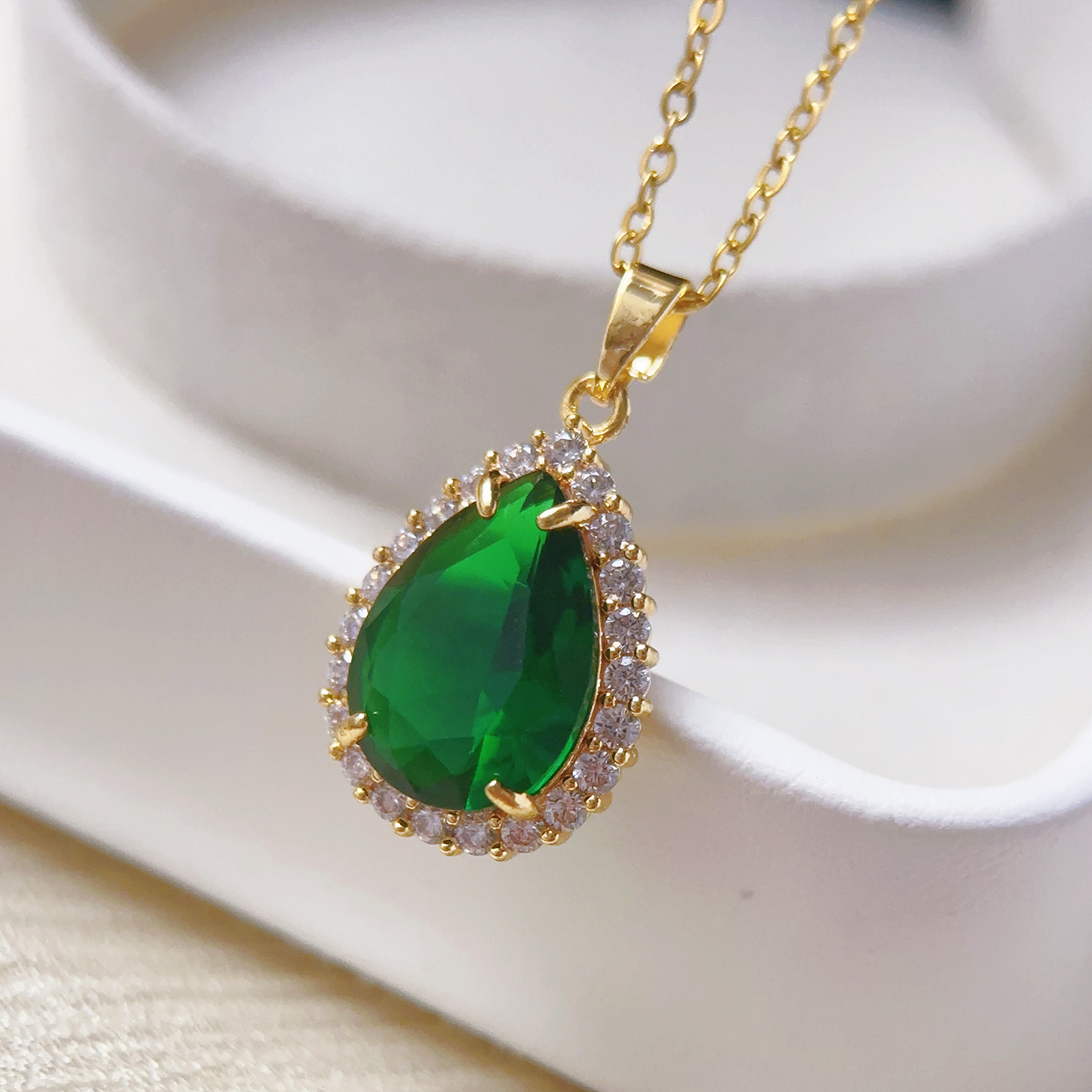 Colgante de moda al por mayor nicho diseño de collar de gota de agua verde mujer ligera lujosa pendientes de zirconio de diamante nuevo conjunto de joyas