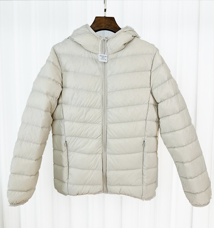 Chaqueta de plumón ligera para mujeres otoño y invierno 2025 nueva chaqueta de plumón de costillas con capuchón corto conveniente para almacenar chaqueta pequeña