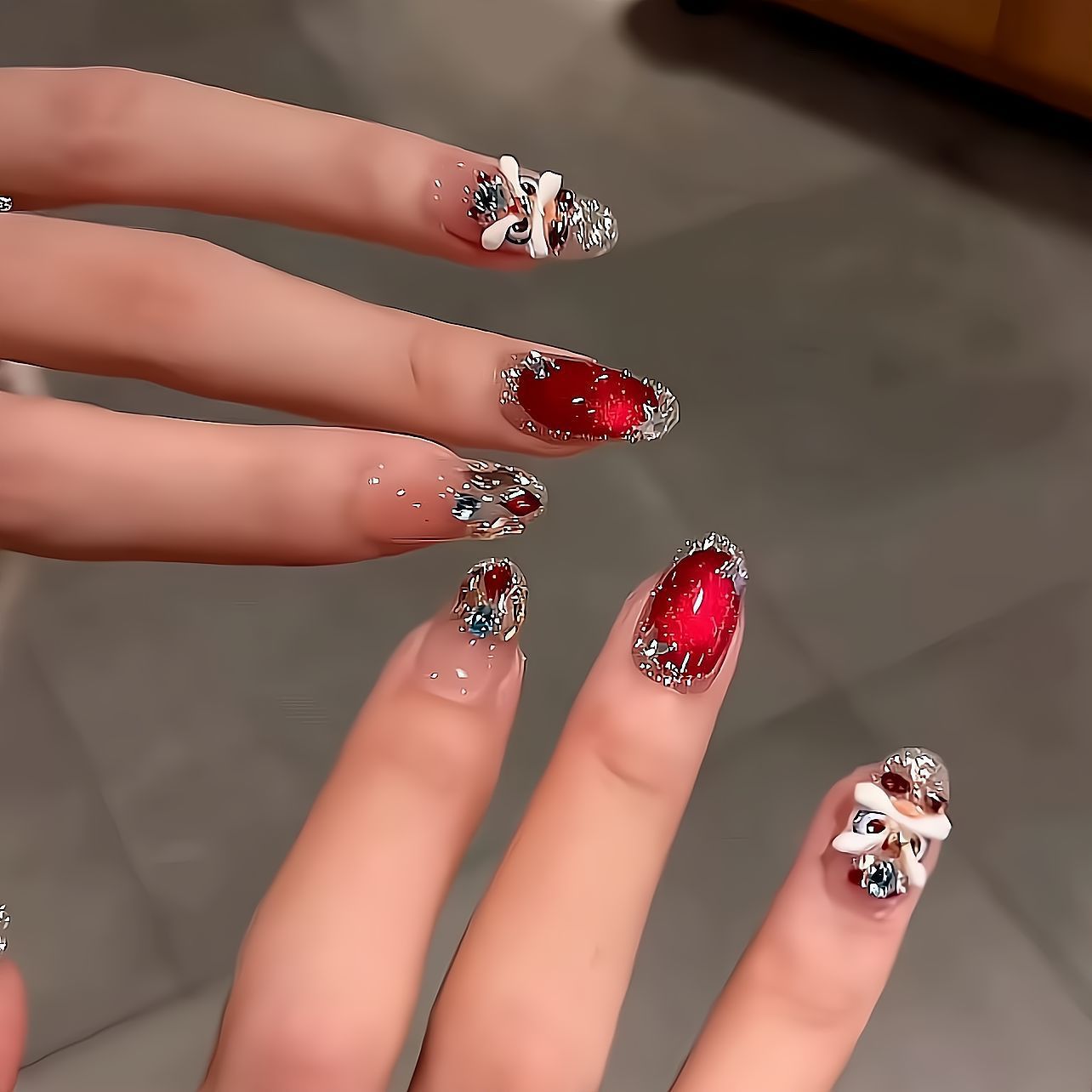 2026 Año Nuevo usar uñas hechas a mano león relieve tridimensional ojo de gato rojo temperamento clareador de uñas