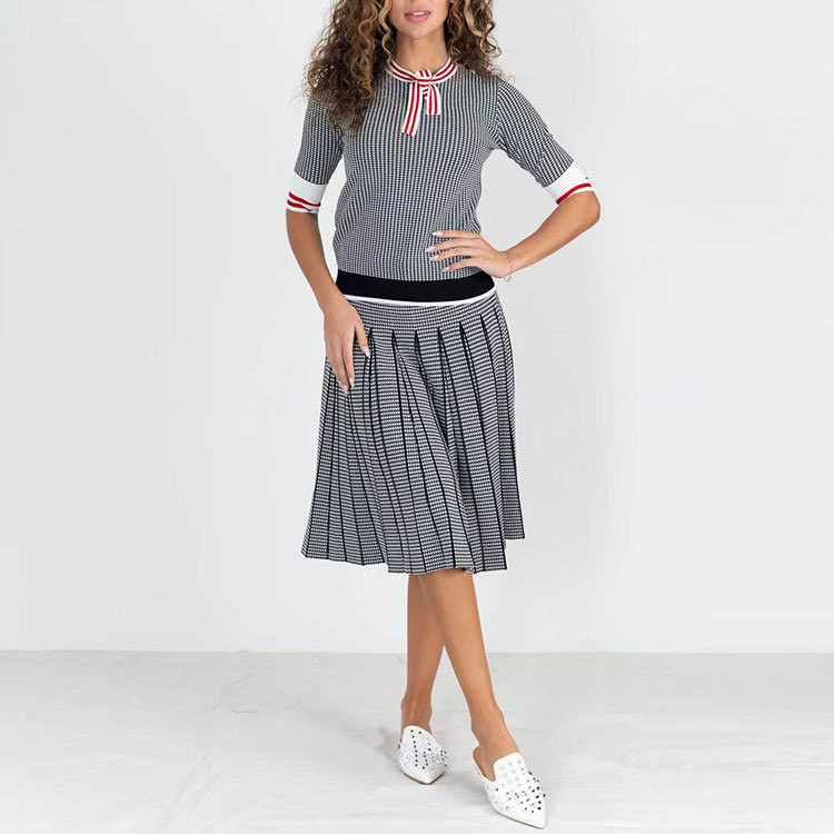 Elegant sleeves with a round collar