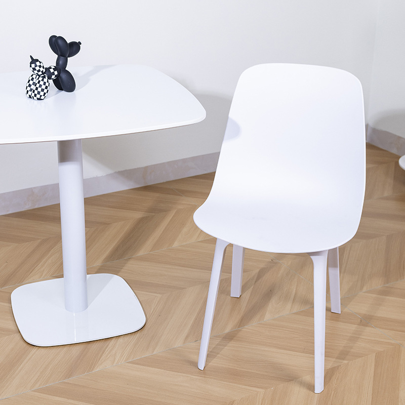 Foshan fábrica nórdica Silla de comedor simple Eames silla de plástico moda cafetería leche tienda de té Silla de ocio al por mayor