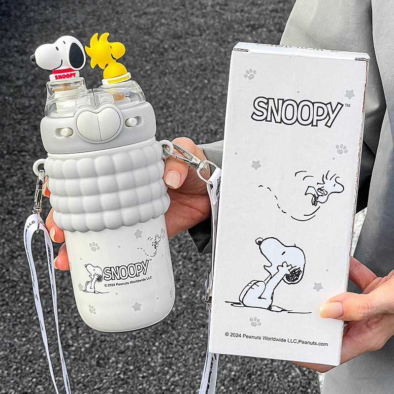 Taza de aislamiento Snoopy Crayon Shin-chan para estudiantes de jardín de infantes con pajitas Taza de agua caliente con doble bebida