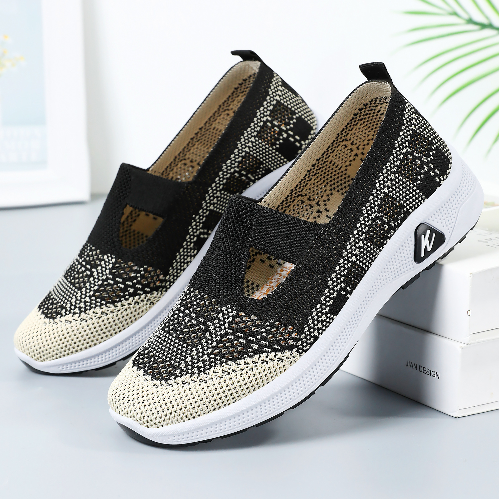 Zapatos de mujer verano nuevo estilo transpirable huecos zapatos casuales moda viejos zapatos de tela de Beijing suela suave cómodos zapatos de madre en nombre del cabello