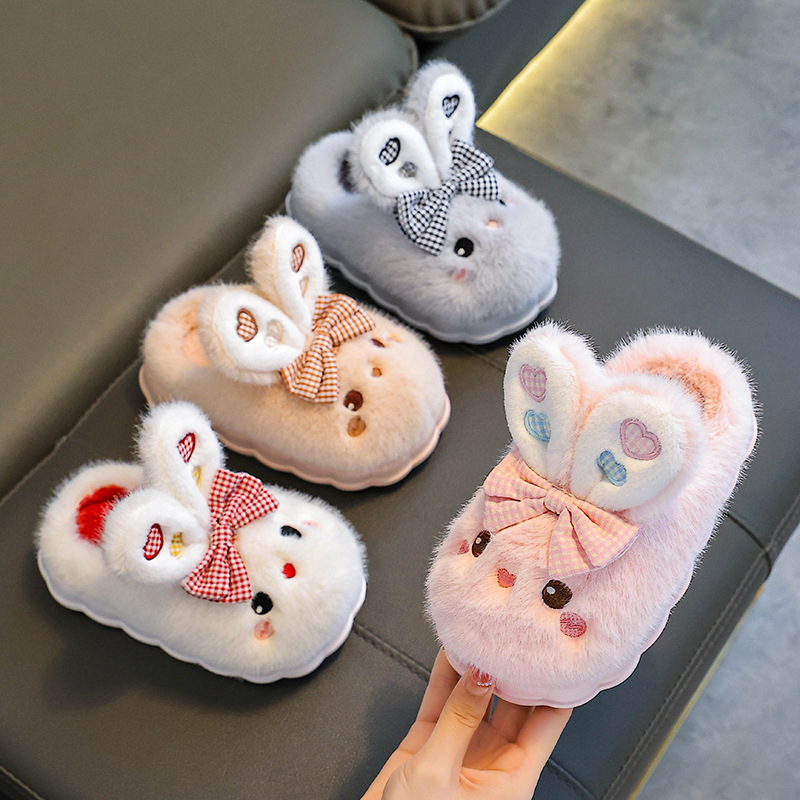 Zapatillas de algodón para niños, niños y niñas, invierno 2025, nuevo tipo de sensación de pisar excrementos antideslizante, cálido y peluche, lindas zapatillas de algodón para bebés