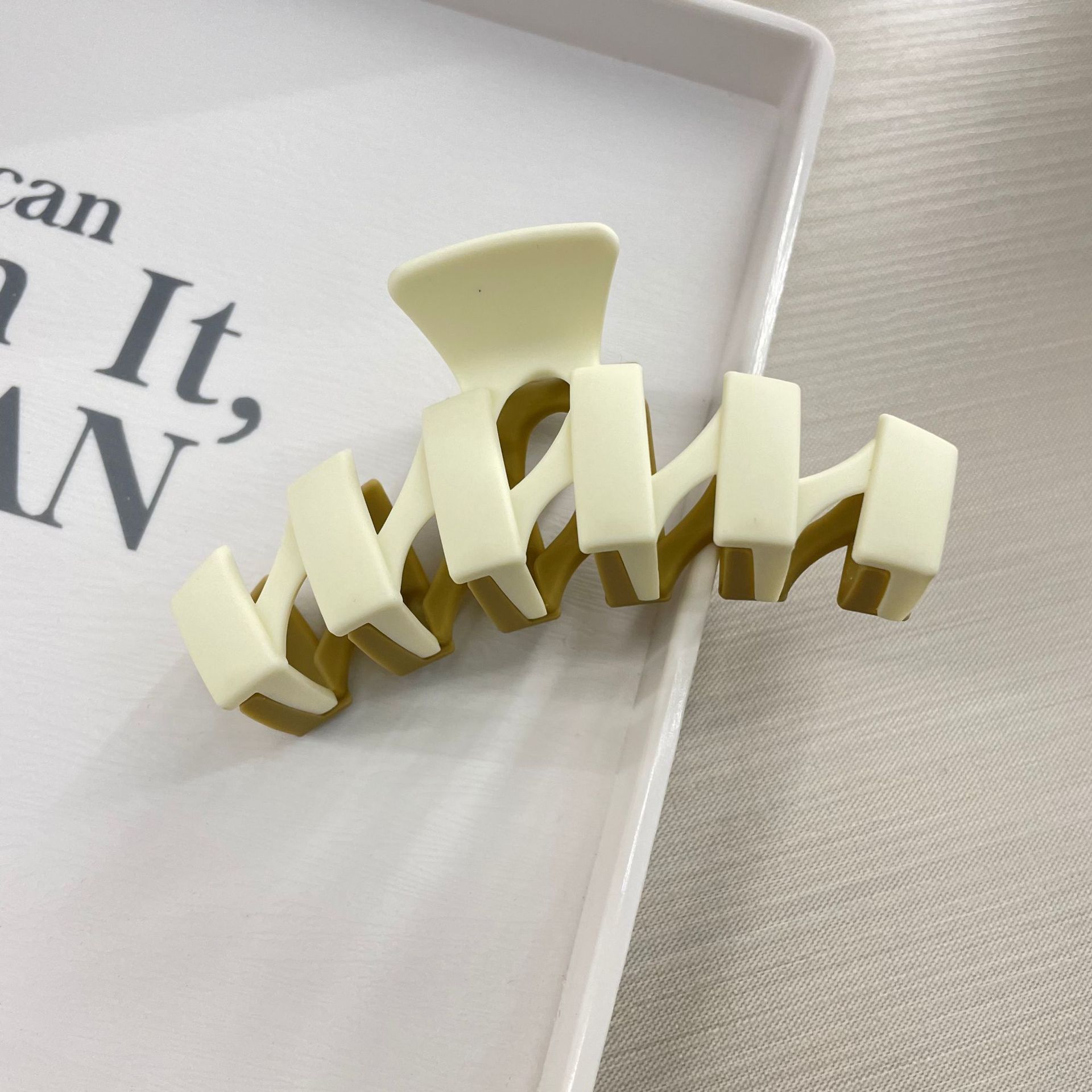 Oufeile superficie de dos colores AB textura esmerilada agarre cuchara trasera femenina alta Cola de Caballo tiburón clip accesorios para el cabello horquilla al por mayor