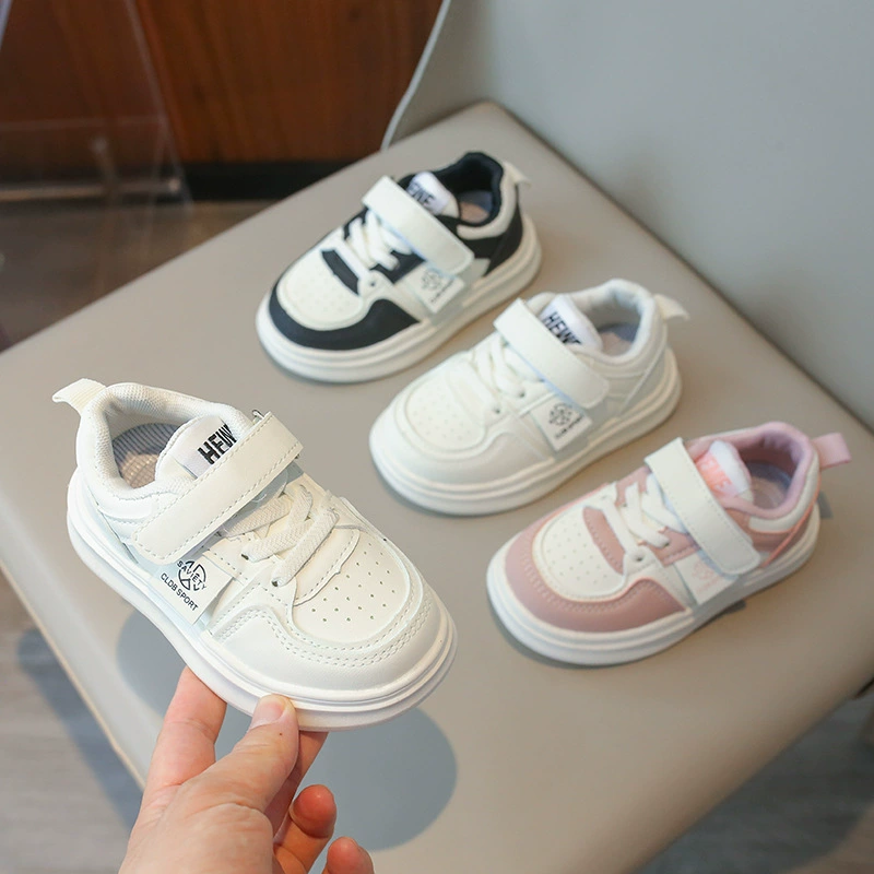 Обувь для мальчиков и девочек, осенне-зимняя новинка 2024 года, новые кожаные детские спортивные белые туфли, бархатные кроссовки для детей маленького и среднего размера, оптовая продажа