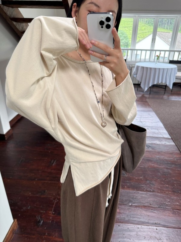 DIGM | 2025秋季极简慵懒风松弛感不规则开衩卷边露肩T恤女A09195|undefined