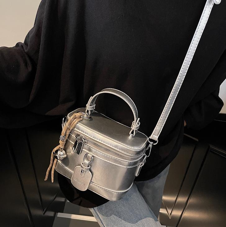 Bolso de mano popular de super fuego para mujeres 2025, nuevo bolso de hombro de tendencia versátil, sensación de alto nivel, bolso de mochila simple.