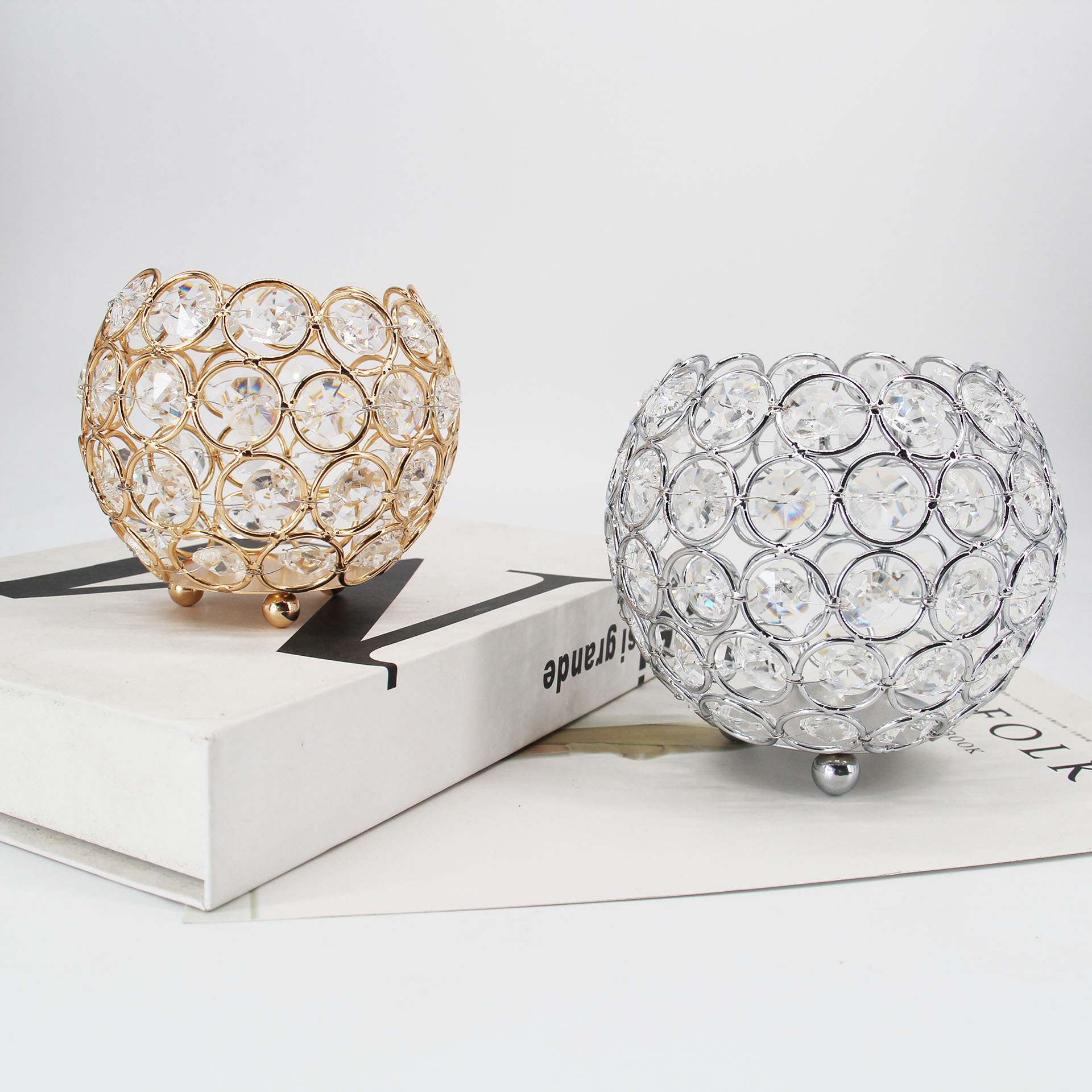 El fabricante vende cuentas octogonales, bola de cristal, fiesta, copa de vela de boda, efecto de atmósfera de vidrio hueco retro creativo, candelabro