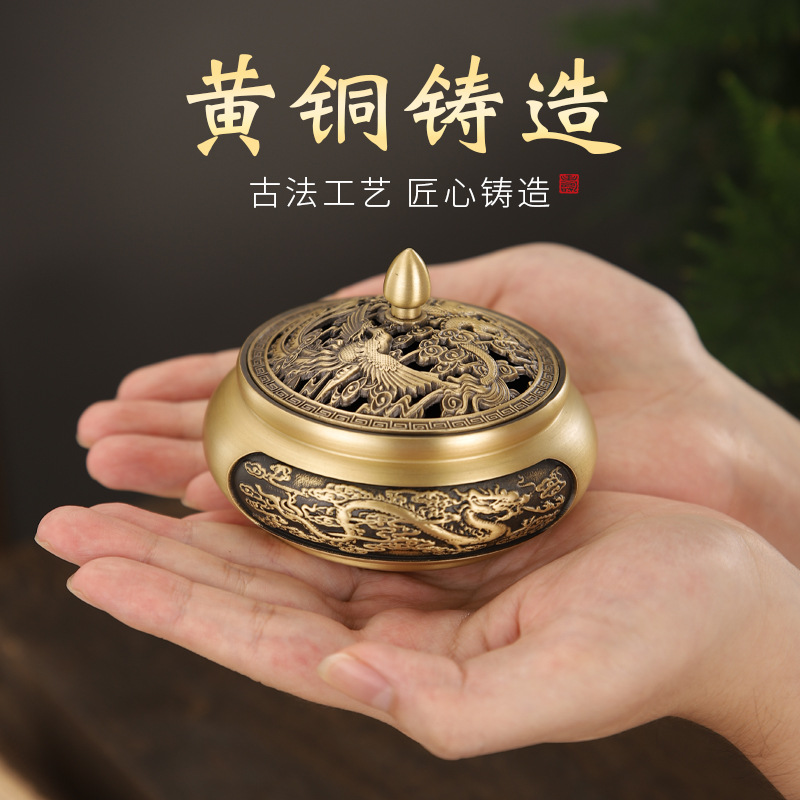 Antique-style three-legged pure copper incense burner with sandalwood and sandalwood tea ceremony, Zen-inspired incense burner for home use, indoor aroma diffuser.