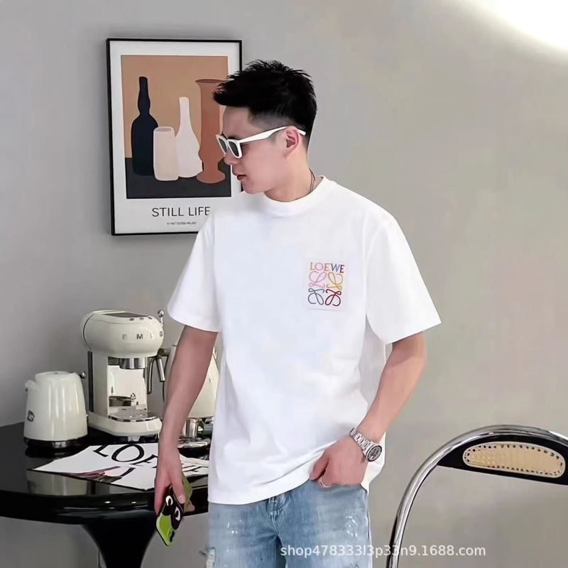 High-End Loewe Short-Sleeve T-Shirt, Unisex, Loose Fit, High-Weight Pure Cotton, Crew Neck, Embroidered Top High-End Loewe Short-Sleeve T-Shirt, Unisex, Loose Fit, High-Weight Pure Cotton, Crew Neck, Embroidered Top