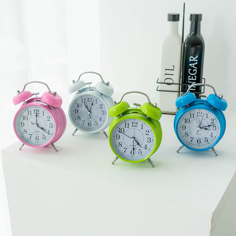 Fabricantes al por mayor de 4 pulgadas de metal digital silencioso reloj de despertador de mesa adornos multicolores reloj de cara