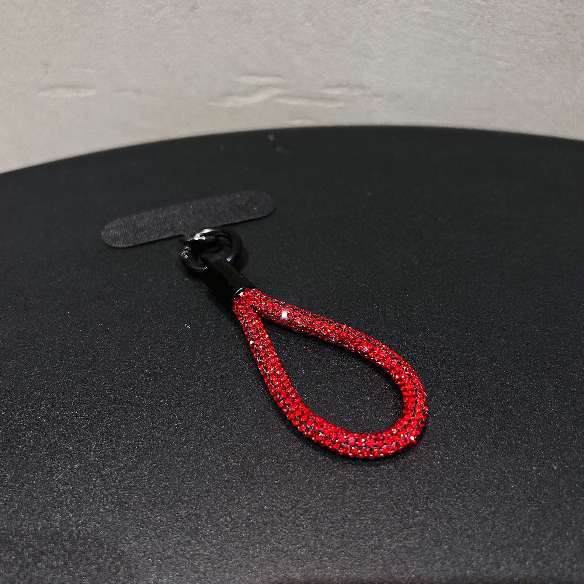 Colgante de diamante de alta sensación colorido perlas de diamante flash clip de teléfono móvil hebilla de metal resistente a la caída colgante de cadena corta resistente a la pérdida de cuello