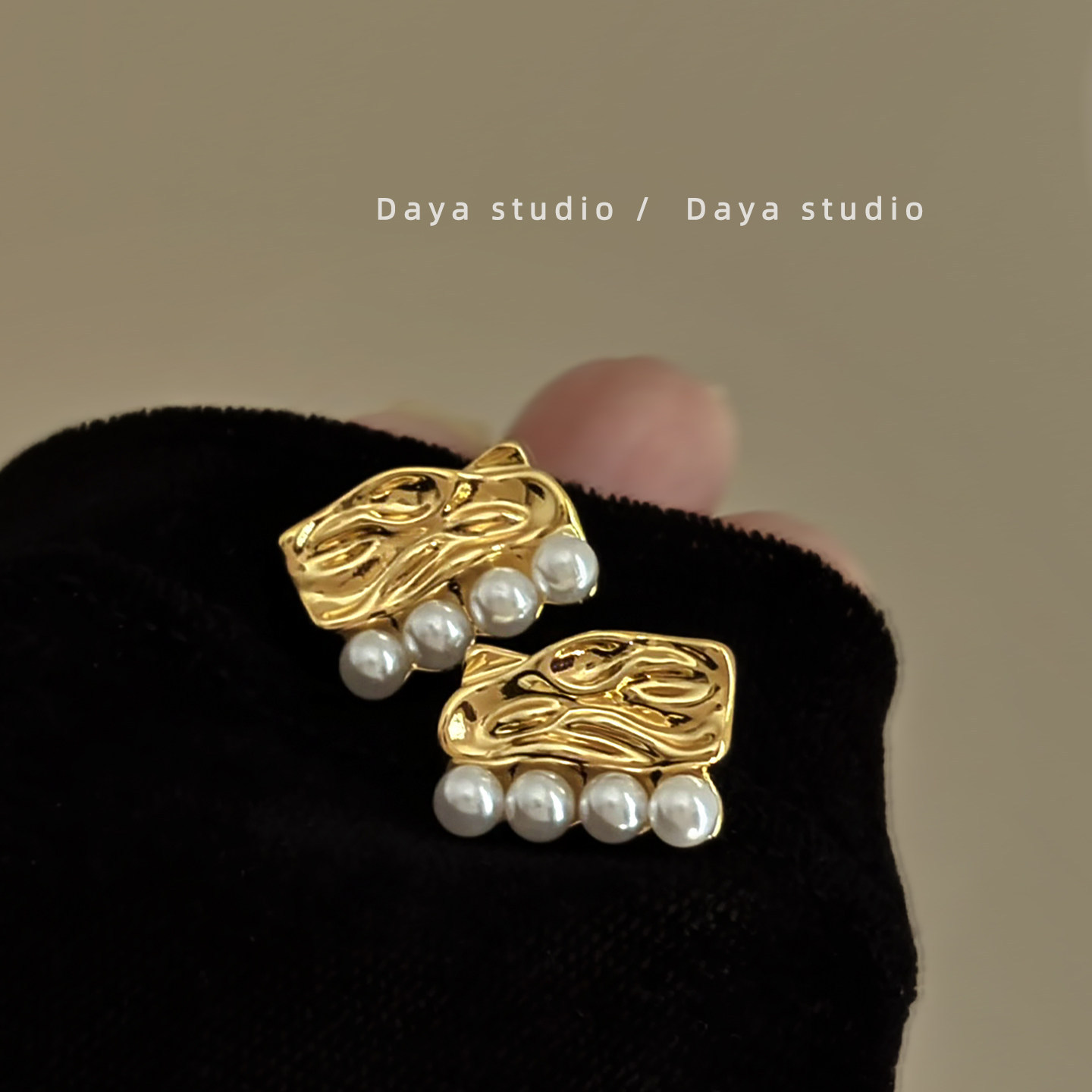 Rectangular ear clips pearl