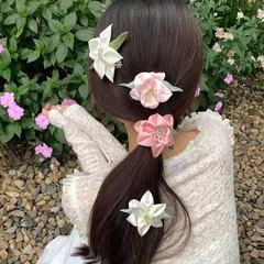 花をつけて富貴です。精巧な百合の花のヘアピンの女性の立体的な高級感のヘアピンの髪飾りの精巧なサイドクリップの髪飾り