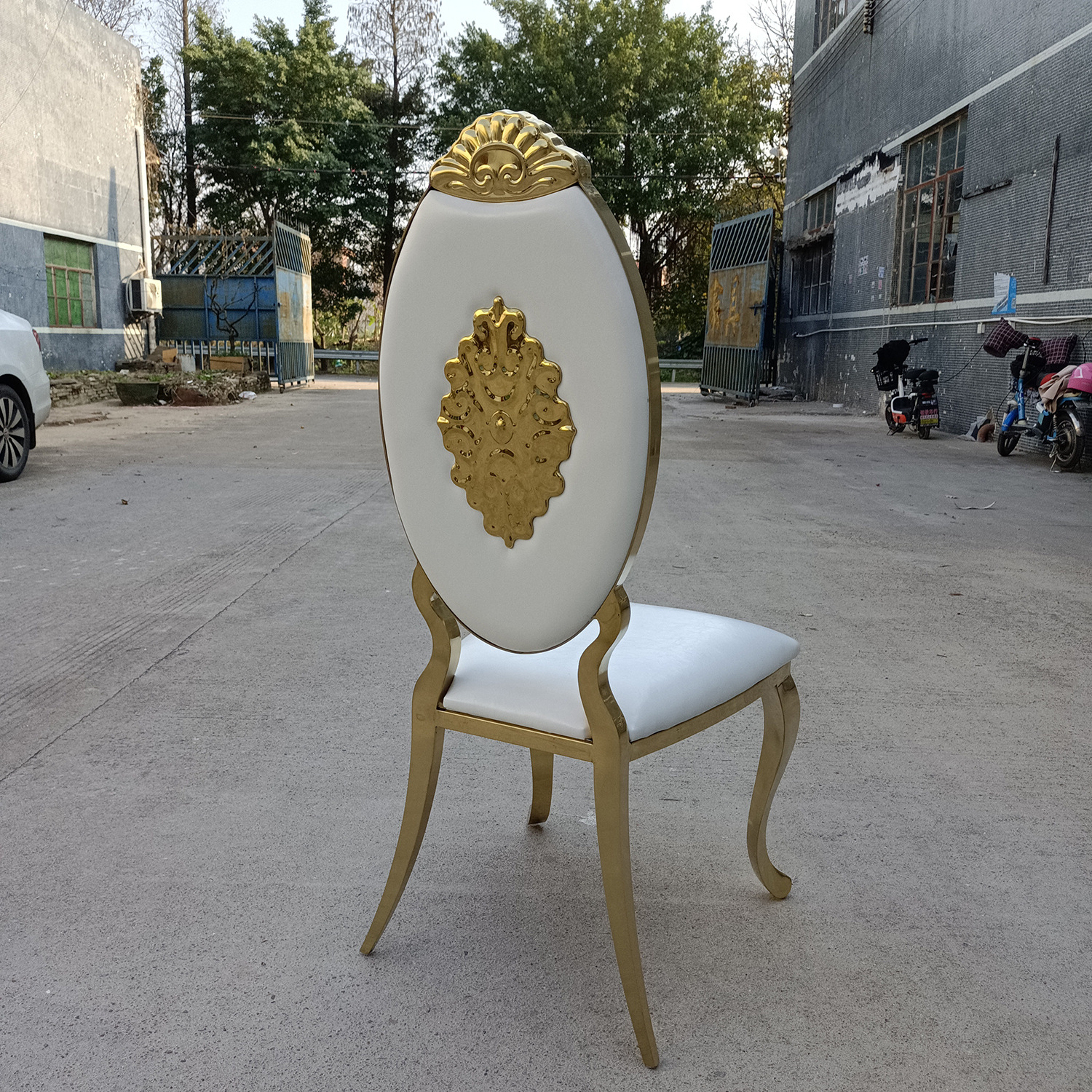 Sillas de comedor de acero inoxidable de Guangdong, sillas para banquetes, hoteles y bodas, sillas apilables con respaldo, taburetes de exterior de lujo ligero