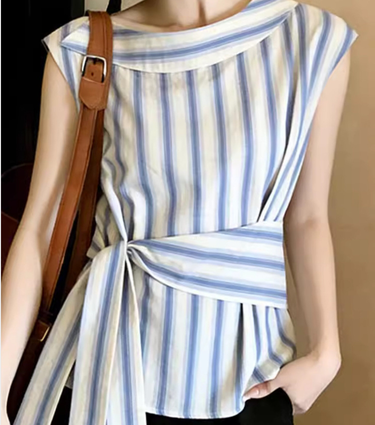 Áo vest không tay nữ thiết kế lệch vai sọc xanh trắng, dây buộc thắt lưng, dáng rộng suông — Sọc xanh trắng chi tiết 3
