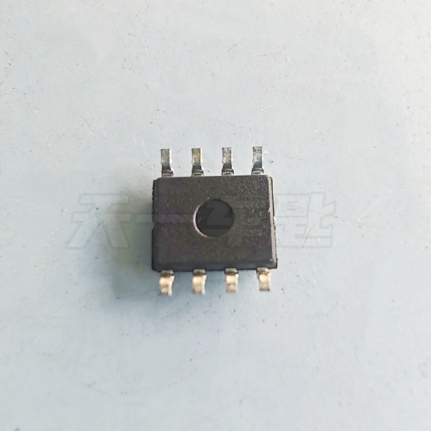 C4035LS is a chip used in BMW G-series vehicles, specifically for the gear shift lever. It is a vulnerable component that, when communication fails, prevents the gear from engaging. This is an eight-p