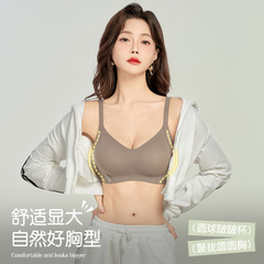 下着のブラジャーの高弾は痕跡がなくて、ソフトを集めてブラを引っ張ります。