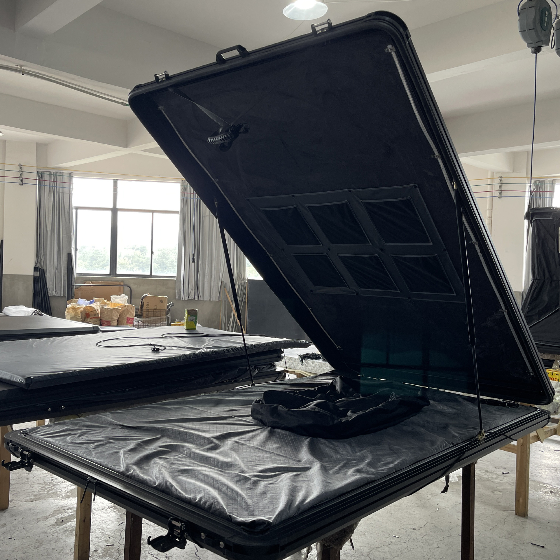 Carpa de techo triangular de aleación de aluminio sin construir carpa de techo duro de SUV de apertura rápida