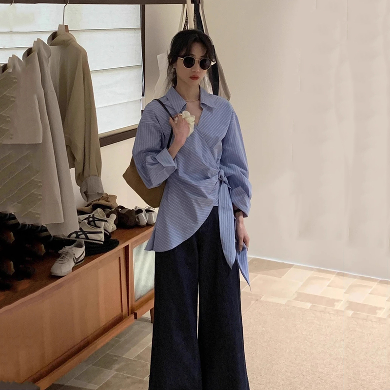 Autumn Outfit Set with a Large Retro Design, Tie-Up Striped Shirt and Jeans, Versatile Commuting Suit for Women