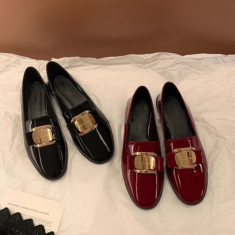 2025 primavera nuevo rojo plano zapatos de hebilla metálica perezoso un pedazo suave zapatos de cuero pequeñas mujeres