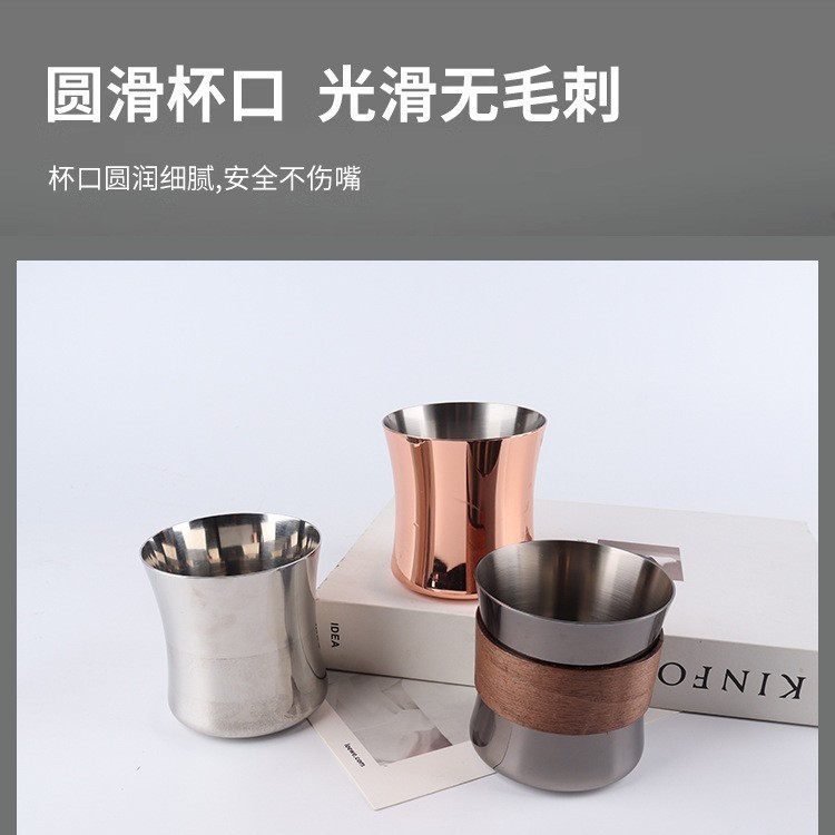 創意的に腰を収めてマグカップのステンレスのコーヒーカップを収めます。|undefined