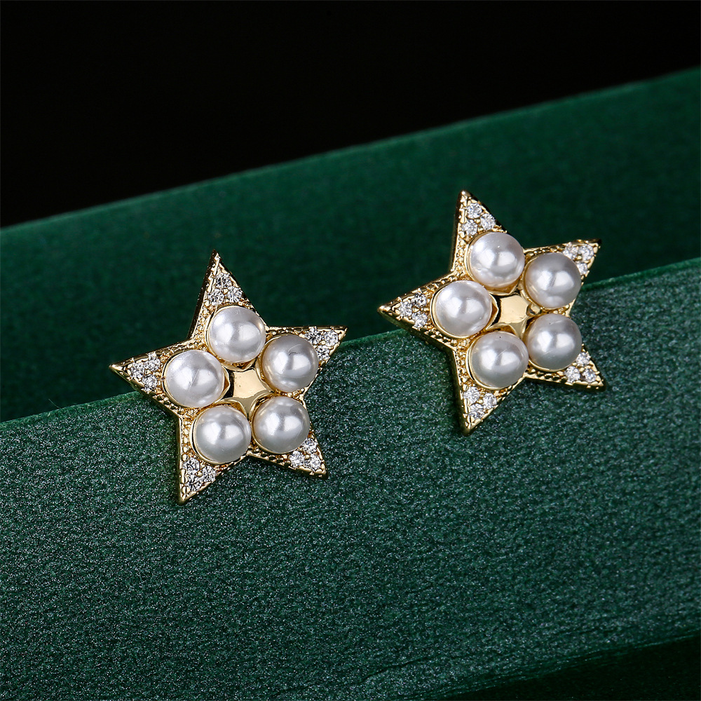 Golden Copper Micro-inlaid Zircon Pearl Five-pointed Star Stud Earrings display picture 4