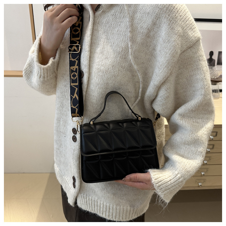A stylish and simple diamond-shaped small square bag for the autumn and winter of 2024, featuring a solid color and a trendy single-shoulder bag for women undefined