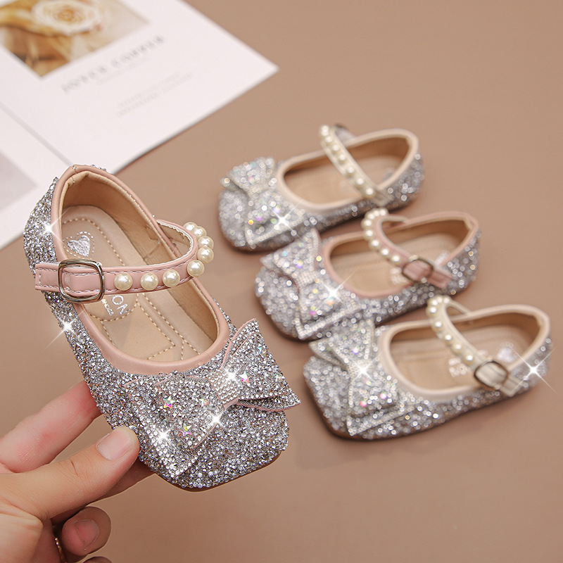 Zapatos de cuero para niñas con lazo de diamantes de imitación, zapatos de princesa para niñas, nuevo modelo 2026, zapatos infantiles de suela blanda, zapatos de cristal elegantes, a la moda.