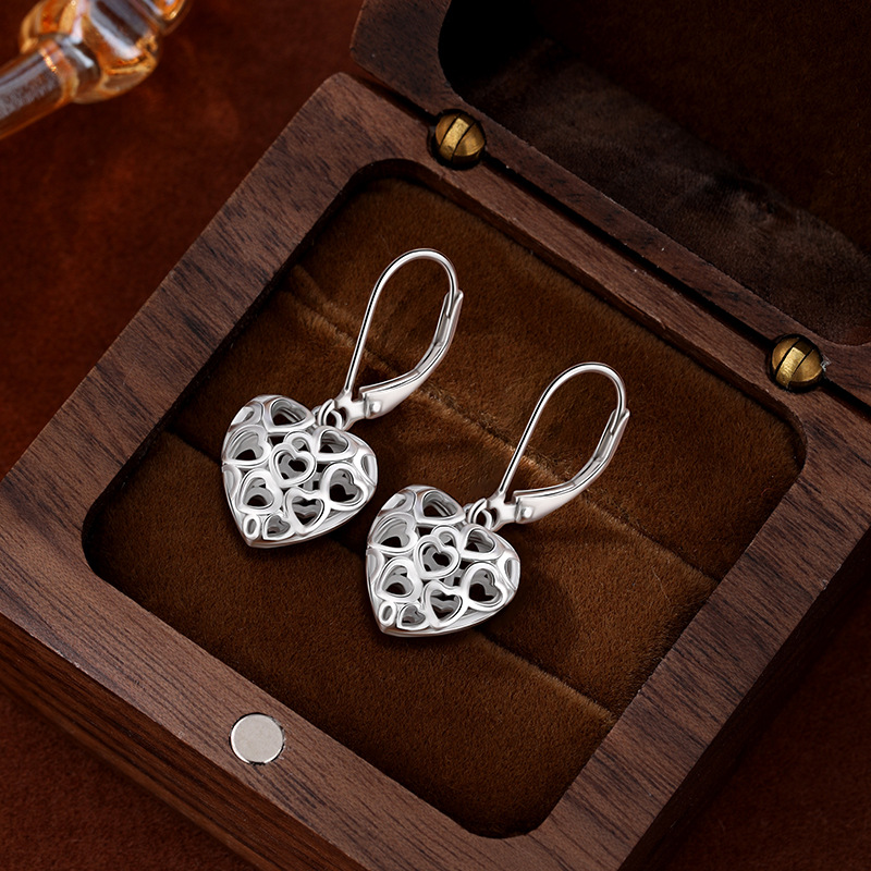 Transfronterizo Amazon venta caliente S925 pendientes de plata esterlina hueco pendientes en forma de corazón para mujeres europeas y estadounidenses populares simple amor pendientes