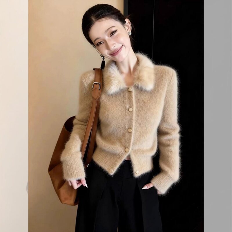 Korean-style casual wear design: Polo collar khaki knitted cardigan top, new fashion for autumn and winter 2026 Korean-style casual wear design: Polo collar khaki knitted cardigan top, new fashion for autumn and winter 2026