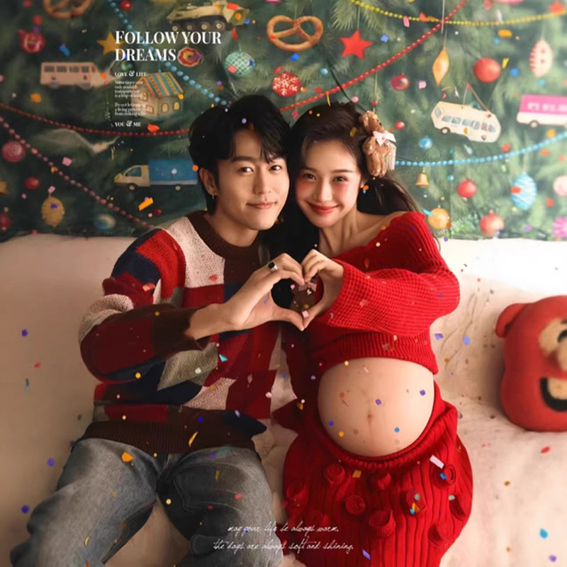 New Studio Maternity Photo Shoot Outfits with Christmas Theme, Simple and Sweet Style for Pregnant Moms to Take Photos at Home New Studio Maternity Photo Shoot Outfits with Christmas Theme, Simple and Sweet Style for Pregnant Moms to Take Photos at Home