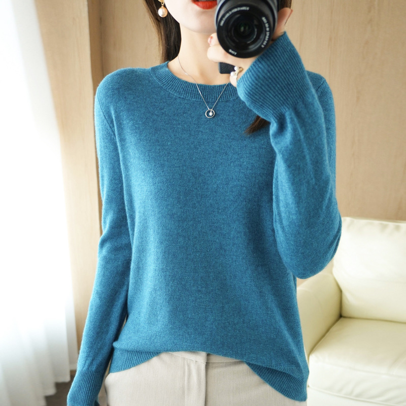 Suéter de cuello redondo para mujer, otoño/invierno 22, tejido de punto, color sólido, manga larga, estilo fino, capa base corta, moderno y versátil. image 10