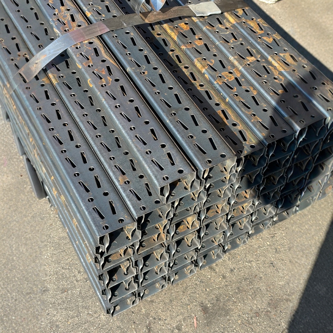 厂家倒八葫芦小脚孔立柱5547货架立柱型材8060轻型货架横梁加层