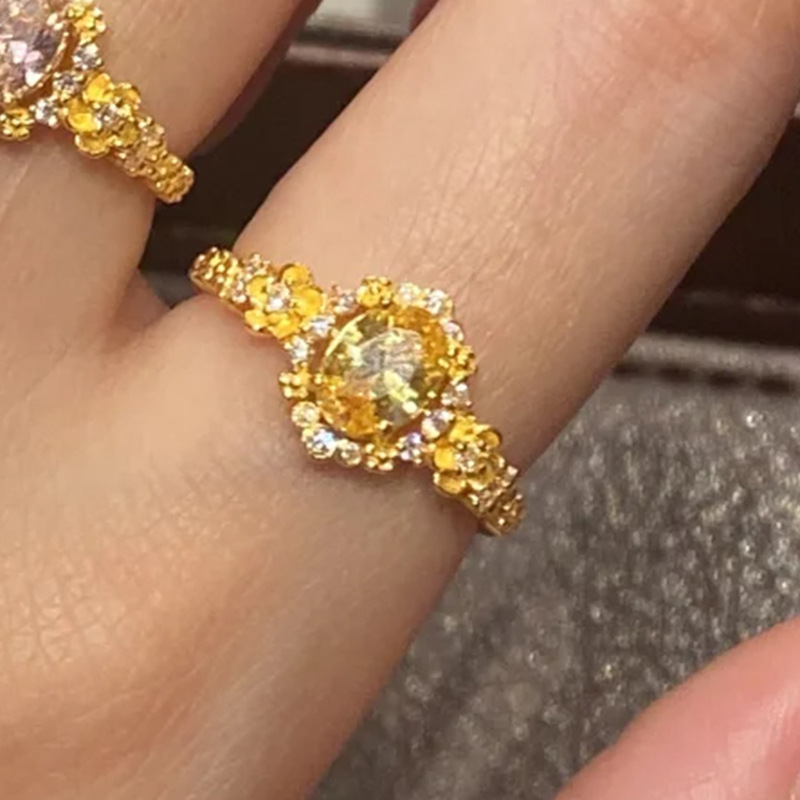 Pequeño libro rojo estilo explosivo anillo de diamantes flash de la Edad Media, lujo ligero, sentido de alta gama, personalidad de moda exquisita, anillo de todo fósforo, cabello de una pieza