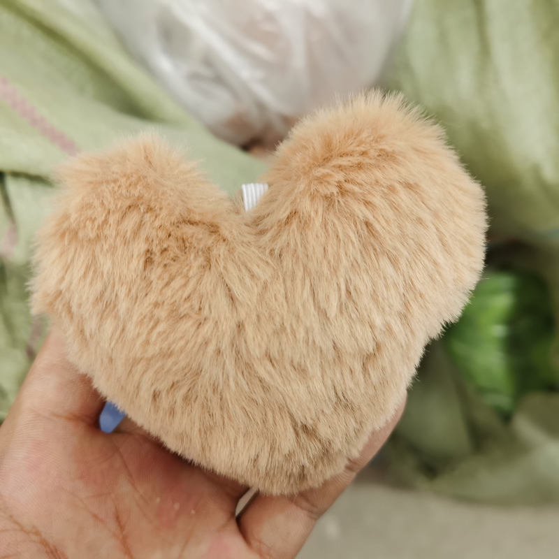 メーカーの現物のぬいぐるみのハート型のキーホルダーの部品8*9cmの毛玉