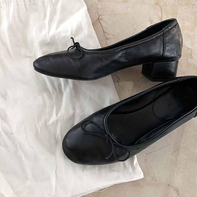 2026 new collection: black ballet flats with a bow detail, chunky heel, shallow toe, round toe, and soft leather, suitable for everyday wear
