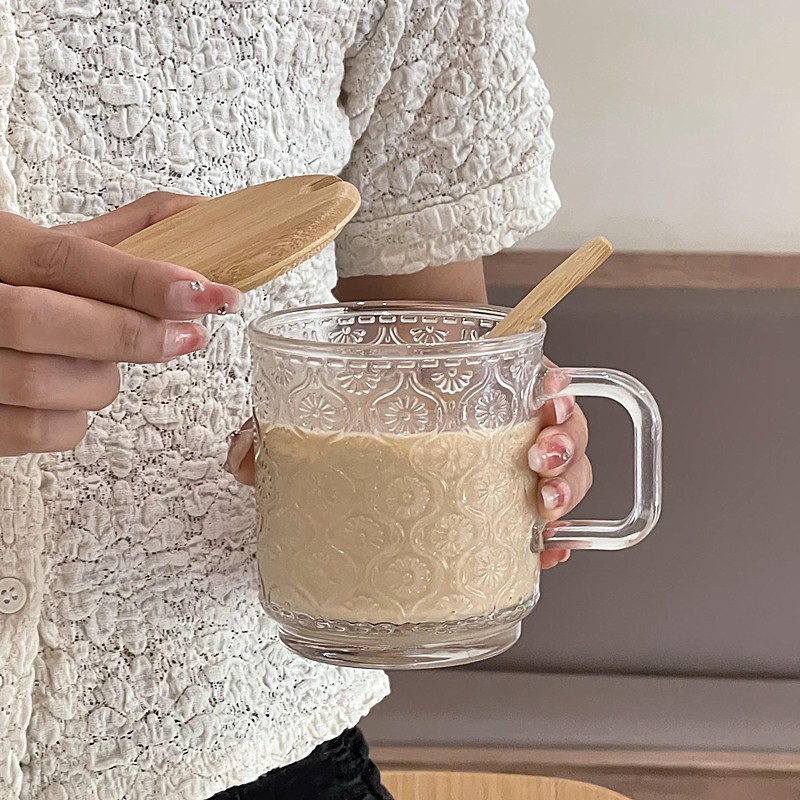 Caneca de vidro vintage com alça, estilo Instagram, com relevo, ideal para café gelado americano ou latte, perfeita para o café da manhã com leite._voghion.com