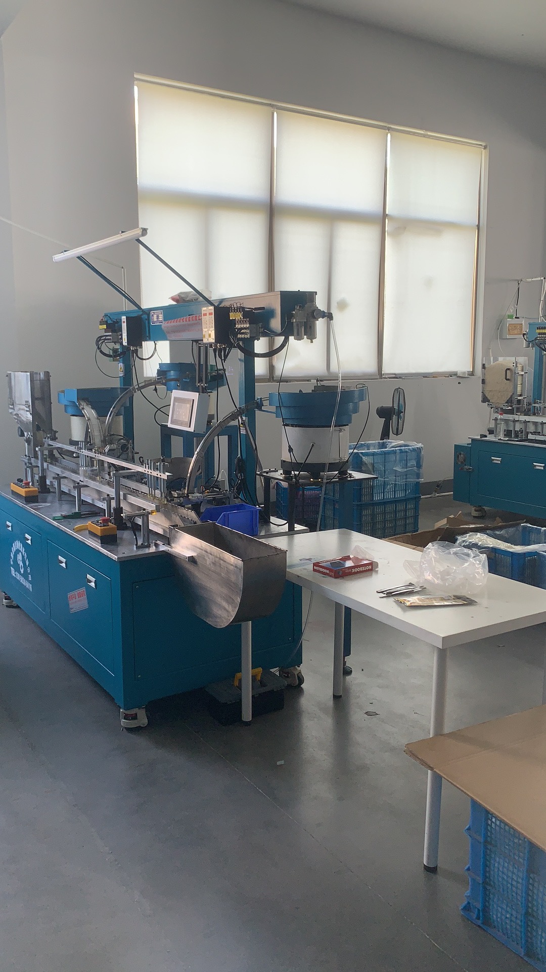 车间自动装配机器