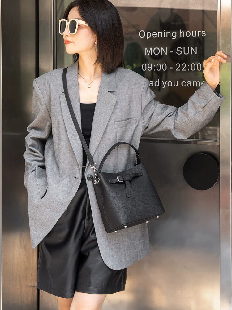 Capacious leather one-shoulder bag, shoulder bag, genuine leather, cowhide, high-end