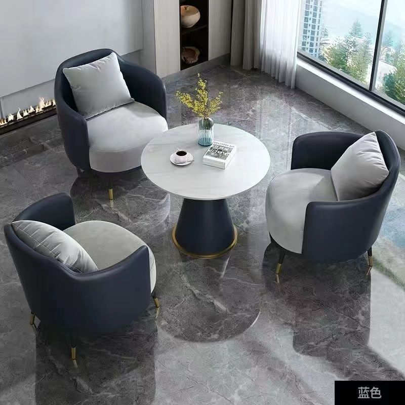 Una mesa y tres sillas (encanto azul)