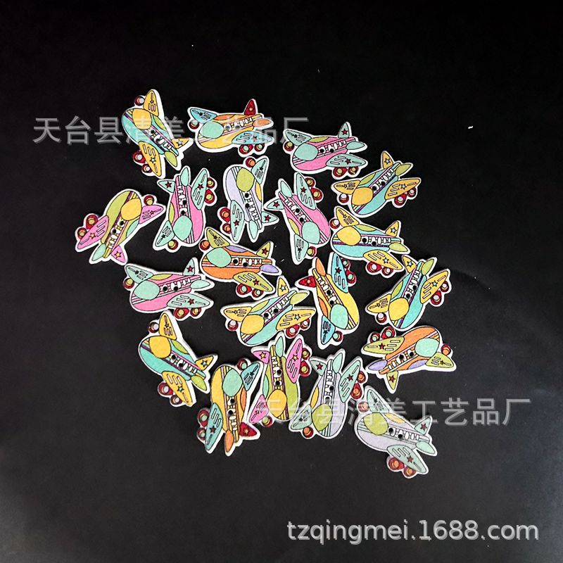 Dibujos animados pintados sobre fondo blanco lindo avión botón de madera vehículo 50 botones de madera uno