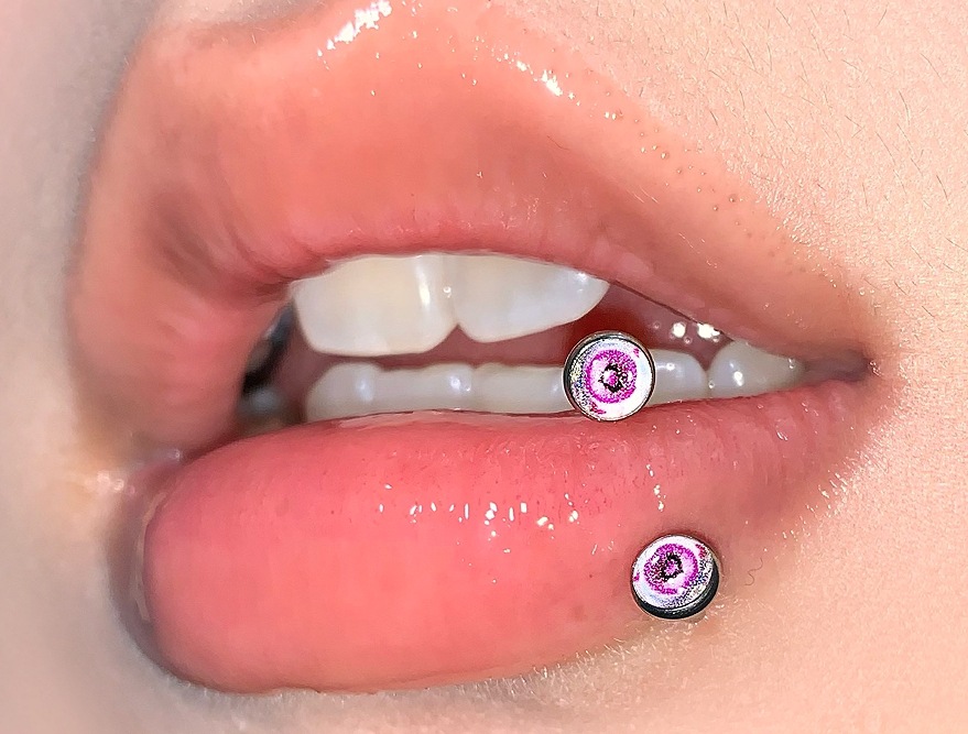 16G labret stud size and finish detail