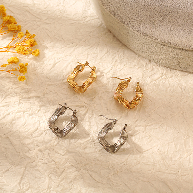 Pendientes de acero inoxidable en forma de abanico europeo y americano transfronterizo retro de moda chapado en oro real de 18K Pendientes pequeños exquisitos de mujer